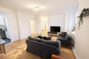 a living room with two couches and a television at Ferienwohnung Zentralglück in Meerane