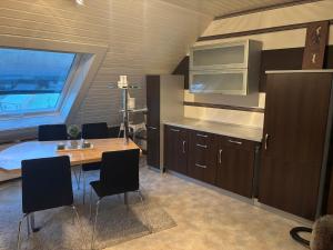 a kitchen and dining room with a table and chairs at Ferienwohnung Moselherz in Monzelfeld +5 photos