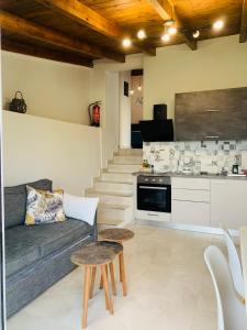 a living room with a couch and a kitchen at Vita vi in Afionas