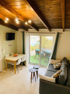a living room with a couch and a table at Vita vi in Afionas