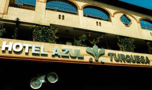 a hotelagency sign on the side of a building at Departamento con servicio de hotel in Cuernavaca