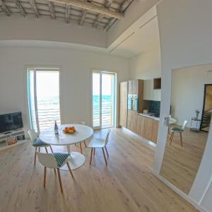 ein Wohnzimmer mit Tisch und Stühlen in der Unterkunft SEASIDE in Trapani