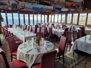 una fila di tavoli e sedie in un ristorante di Hotel Elimo a Erice