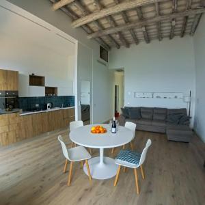 ein weißer Tisch und Stühle in einem Wohnzimmer in der Unterkunft SEASIDE in Trapani
