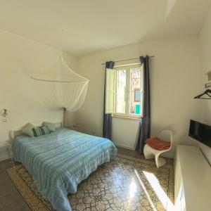 ein Schlafzimmer mit einem Bett und einem Fenster in der Unterkunft SEASIDE in Trapani