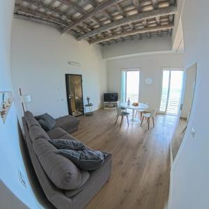 ein Wohnzimmer mit Sofa und Tisch in der Unterkunft SEASIDE in Trapani + 3 Fotos