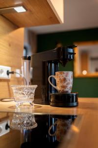 a coffee maker sitting on top of a counter at Das Chalet in Himmelkron