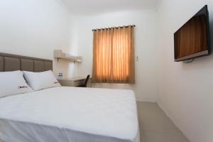 Postel nebo postele na pokoji v ubytování RedDoorz Plus near Siloam Karawaci