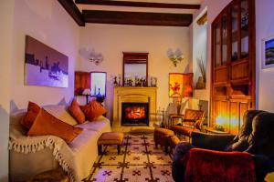 ein Wohnzimmer mit Sofa und Kamin in der Unterkunft Casa45 in Tárbena