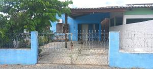 a blue fence in front of a blue house at Casa familiar ampla in São Gabriel