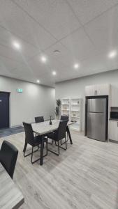 ein Büro mit Tisch und Stühlen in einem Raum in der Unterkunft La Baraque in Thetford Mines
