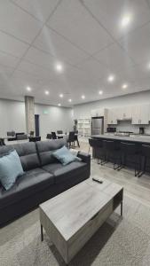 ein Wohnzimmer mit Sofa und Tisch in der Unterkunft La Baraque in Thetford Mines