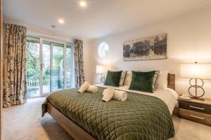 a bedroom with a large bed with a green blanket at 4 Bed in Carbis Bay oc-m30075 in Carbis Bay