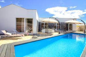 Bazén v ubytování Charming villa Darte with private pool near Rovinj, extra pool heating available nebo v jeho okolí