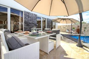 Bazén v ubytování Charming villa Darte with private pool near Rovinj, extra pool heating available nebo v jeho okolí