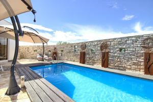 Bazén v ubytování Charming villa Darte with private pool near Rovinj, extra pool heating available nebo v jeho okolí