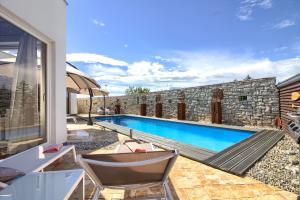 Bazén v ubytování Charming villa Darte with private pool near Rovinj, extra pool heating available nebo v jeho okolí