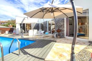 Bazén v ubytování Charming villa Darte with private pool near Rovinj, extra pool heating available nebo v jeho okolí