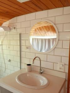 a bathroom with a sink and a mirror at Refúgio Veadeiros Ônibus in Sao Jorge