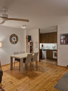 a kitchen and dining room with a table and chairs at Les 3 Valls in Llavorsí