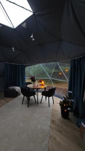 a room with a table and chairs in a tent at Merekalda Glämp in Moldova