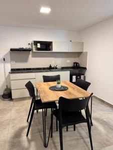a dining room table and chairs in a kitchen at Vicente apart 2 - CON COCHERA in Villa María