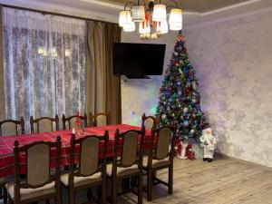 a christmas tree in a dining room with a table at U Troh Brativ in Plavie