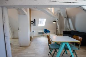 a living room with a table and chairs at Hesdin Appart Holidays 5 in Hesdin