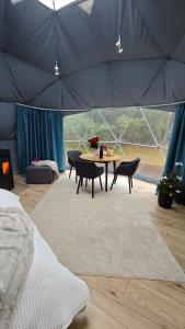a room with a table and chairs in a tent at Merekalda Glämp in Moldova
