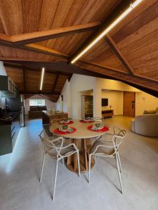 a kitchen and dining room with a table and chairs at Loft Itália in Santa Teresa
