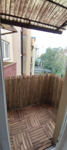 a patio with a fence and a wooden floor at Liberty Hafen - Arbeiten, Ankommen, Wohlfühlen in Bremerhaven