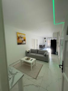 ein Wohnzimmer mit Sofa und Couchtisch in der Unterkunft Station in Saint-Étienne-de-Saint-Geoirs