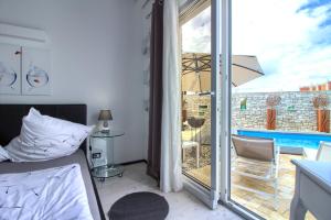 Bazén v ubytování Charming villa Darte with private pool near Rovinj, extra pool heating available nebo v jeho okolí