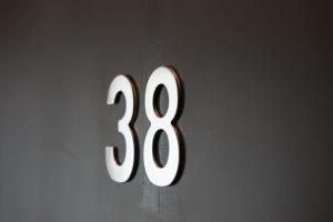 un objeto blanco y negro con el número en Albergo Grappolo D'oro, en Montebelluna