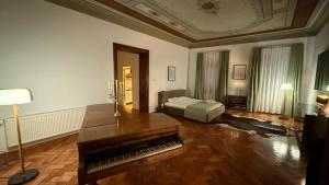 a living room with a bed and a piano at Studio Balcescu in Sibiu