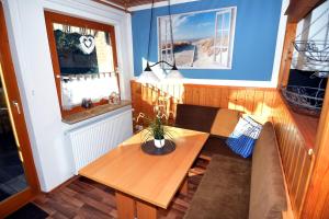 a small room with a couch and a table at Windstill - Wendstrasse 16 in Heiligenhafen