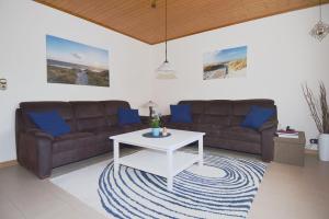 a living room with a couch and a table at Windstill - Wendstrasse 16 in Heiligenhafen