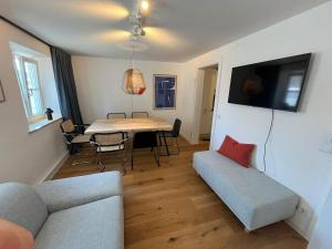 ein Wohnzimmer mit Sofa und Tisch in der Unterkunft TheBlueInn in Wasserburg am Inn