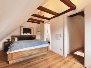 ein Schlafzimmer mit Bett und einem Dachboden in der Unterkunft TheBlueInn in Wasserburg am Inn