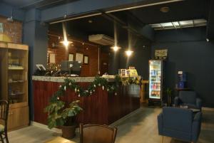 a restaurant with a counter and a bar in a room at Martí in La Paz