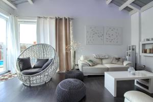 Posezení v ubytování Charming villa Darte with private pool near Rovinj, extra pool heating available
