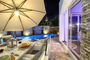 Bazén v ubytování Charming villa Darte with private pool near Rovinj, extra pool heating available nebo v jeho okolí