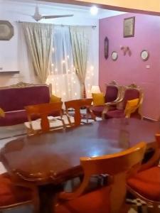 a room with a table and chairs and a room with purple at Tetas Villa in Naj‘ al Maḩaţţah