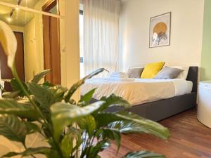 a bedroom with a bed and a plant at Luxury Studio con Private Jacuzzi, Spa Experience in Perugia