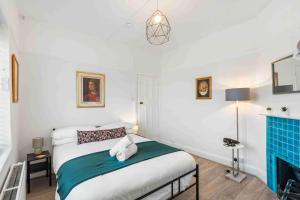 a bedroom with a bed in a room at Ferry Fab Pad By My Getaways in Brighton & Hove +22 photos