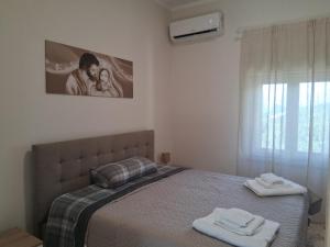 a bedroom with a bed with two towels on it at Casa Prospero in Caltabellotta
