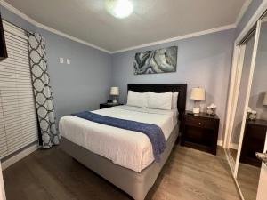 a bedroom with a bed and two lamps and a window at 311-WIFI and Electric-Amazing Views in Tampa +48 photos