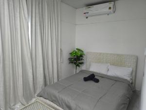 a bedroom with a bed with a hat on it at Villa Laila in Sabkhah