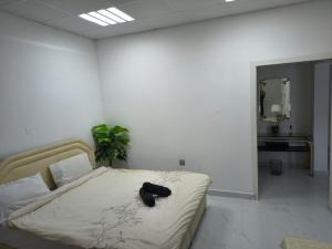 a bedroom with a bed with a hat on it at Villa Laila in Sabkhah