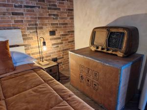 a room with a bed and an old tv on a chest at Principe Giardinelli in Piazza Armerina
